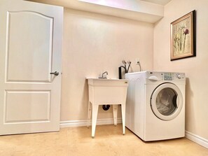 Laundry room - Cozy Rooms in Bright Walkout Suite - Newly Renovated 2026 (Richmond Hill)