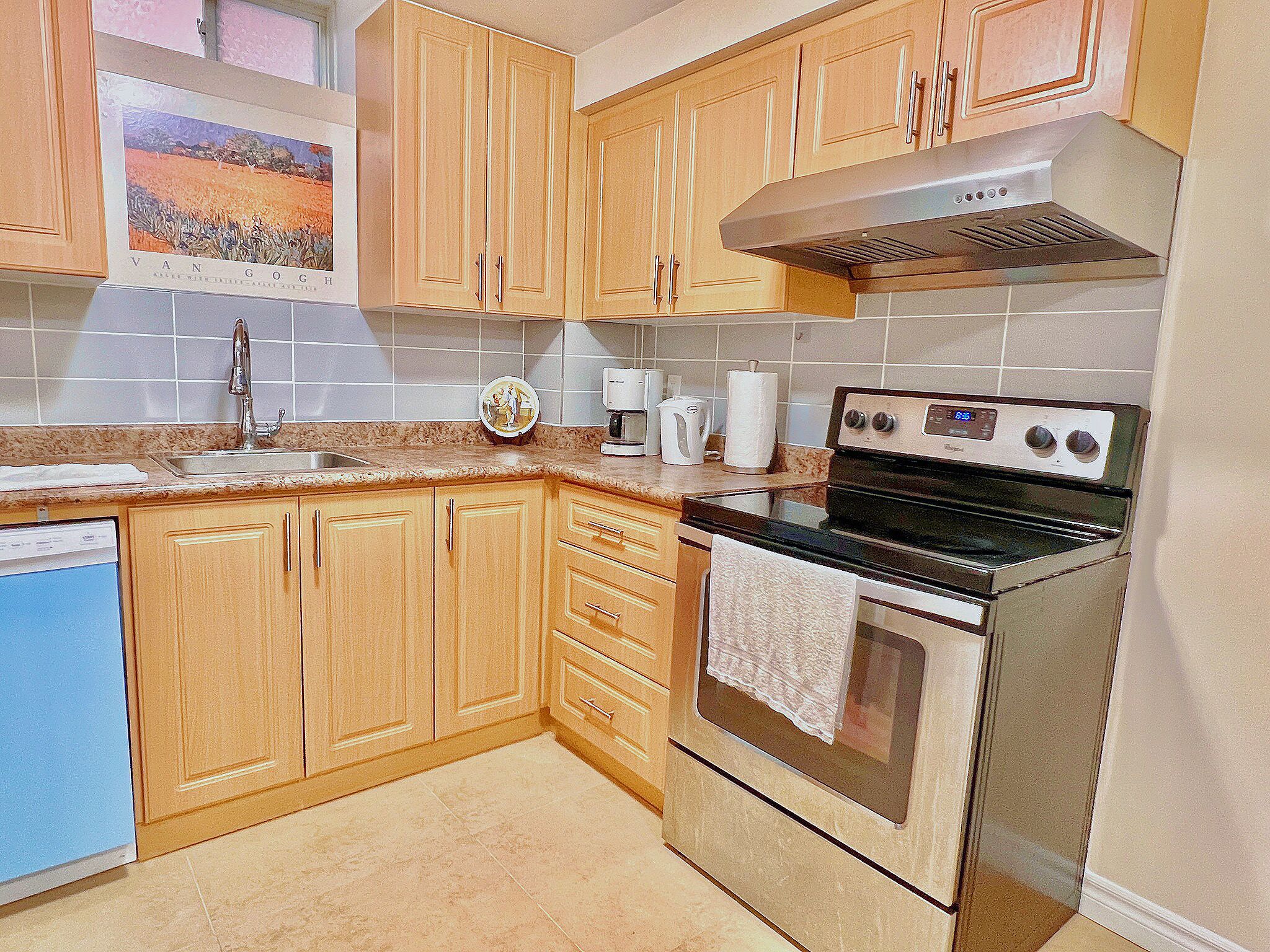 Full-size fridge, microwave, oven, stovetop