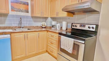 Grand réfrigérateur, micro-ondes, four, plaque de cuisson