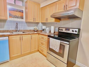 Full-size fridge, microwave, oven, stovetop