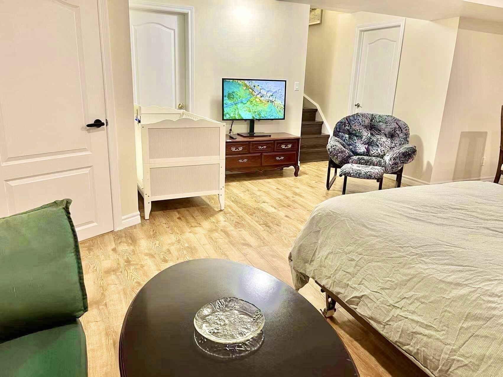 埃及棉床单、高档床上用品、办公桌、笔记本电脑工作区