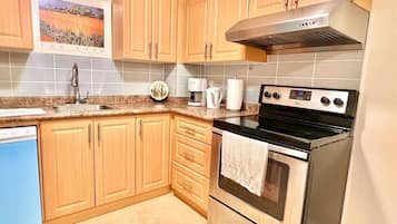 Full-size fridge, microwave, oven, stovetop