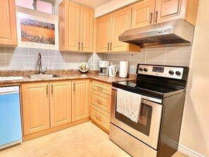Full-sized fridge, microwave, oven, stovetop - Cozy Rooms in Bright Walkout Suite - Newly Renovated 2026 (Richmond Hill)