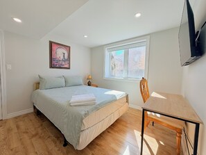 Chambre Double Standard, 1 grand lit, salle de bains commune | Draps en coton égyptien, literie de qualité supérieure, bureau