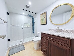 Douche, sèche-cheveux, serviettes fournies, savon