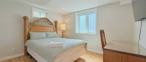 Deluxe Double Room, 1 Queen Bed, Private Bathroom | Egyptian cotton sheets, premium bedding, desk, laptop workspace