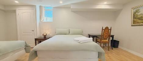 Habitación cuádruple familiar, baño privado | Sábanas de algodón egipcio, ropa de cama de alta calidad, escritorio