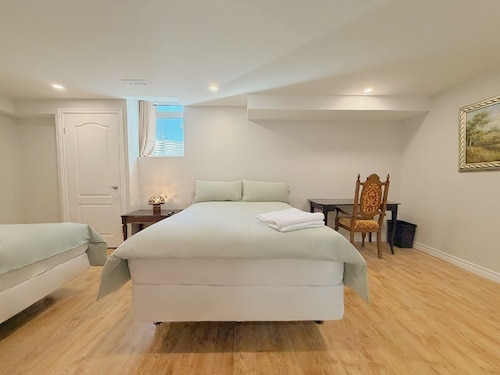 Cozy Rooms in Bright Walkout Suite - Newly Renovated 2026