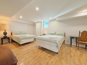 Chambre Quadruple Premium, 2 lits doubles, salle de bains privée | Draps en coton égyptien, literie de qualité supérieure, bureau