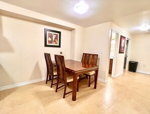 Restaurant - Cozy Rooms in Bright Walkout Suite - Newly Renovated 2026 (Richmond Hill)