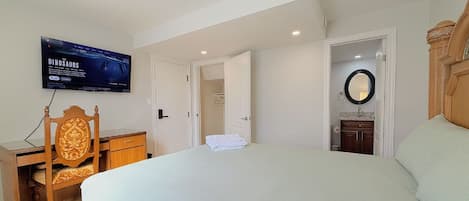 Chambre Double Deluxe, salle de bains privée, vue jardin | Draps en coton égyptien, literie de qualité supérieure, bureau