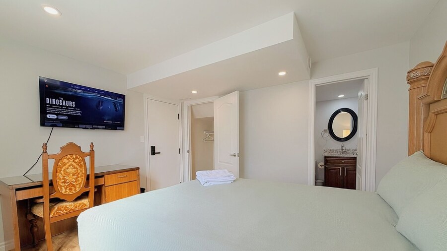 Cozy Rooms in Bright Walkout Suite - Newly Renovated 2026