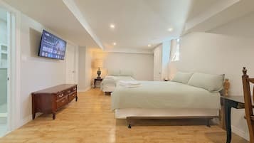 Habitación cuádruple familiar, baño privado | Sábanas de algodón egipcio, ropa de cama de alta calidad y escritorio