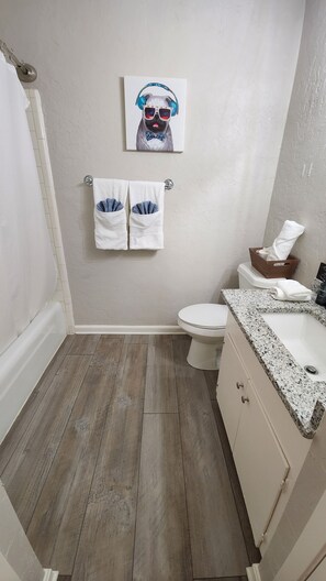 Combined shower/bathtub, towels, soap, shampoo