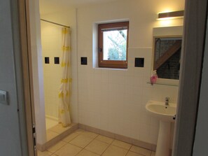 Douche, serviettes fournies