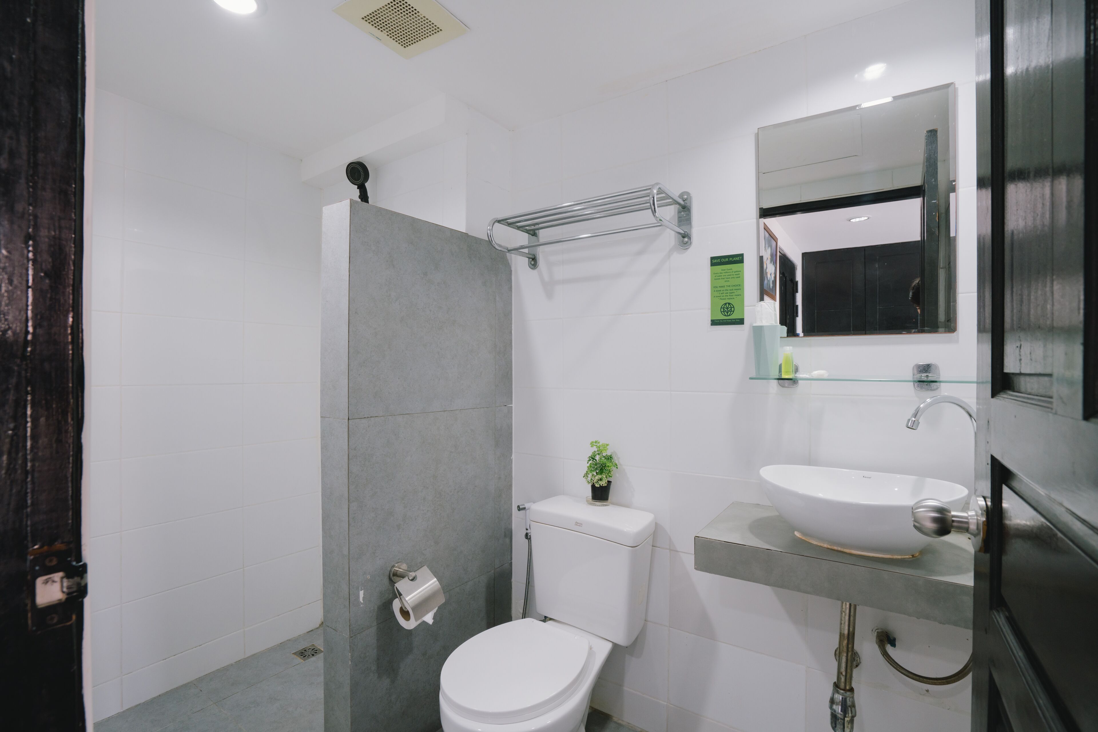 Une salle de bain moderne équipée de toilettes, d’un lavabo et d’une douche.