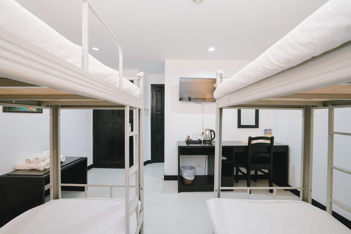 Slaapzaal | Een minibar met enkele gratis items, een strijkplank/strijkijzer