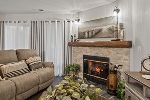 Smart TV, caminetto, lettore DVD