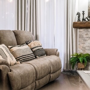 Smart TV, caminetto, lettore DVD