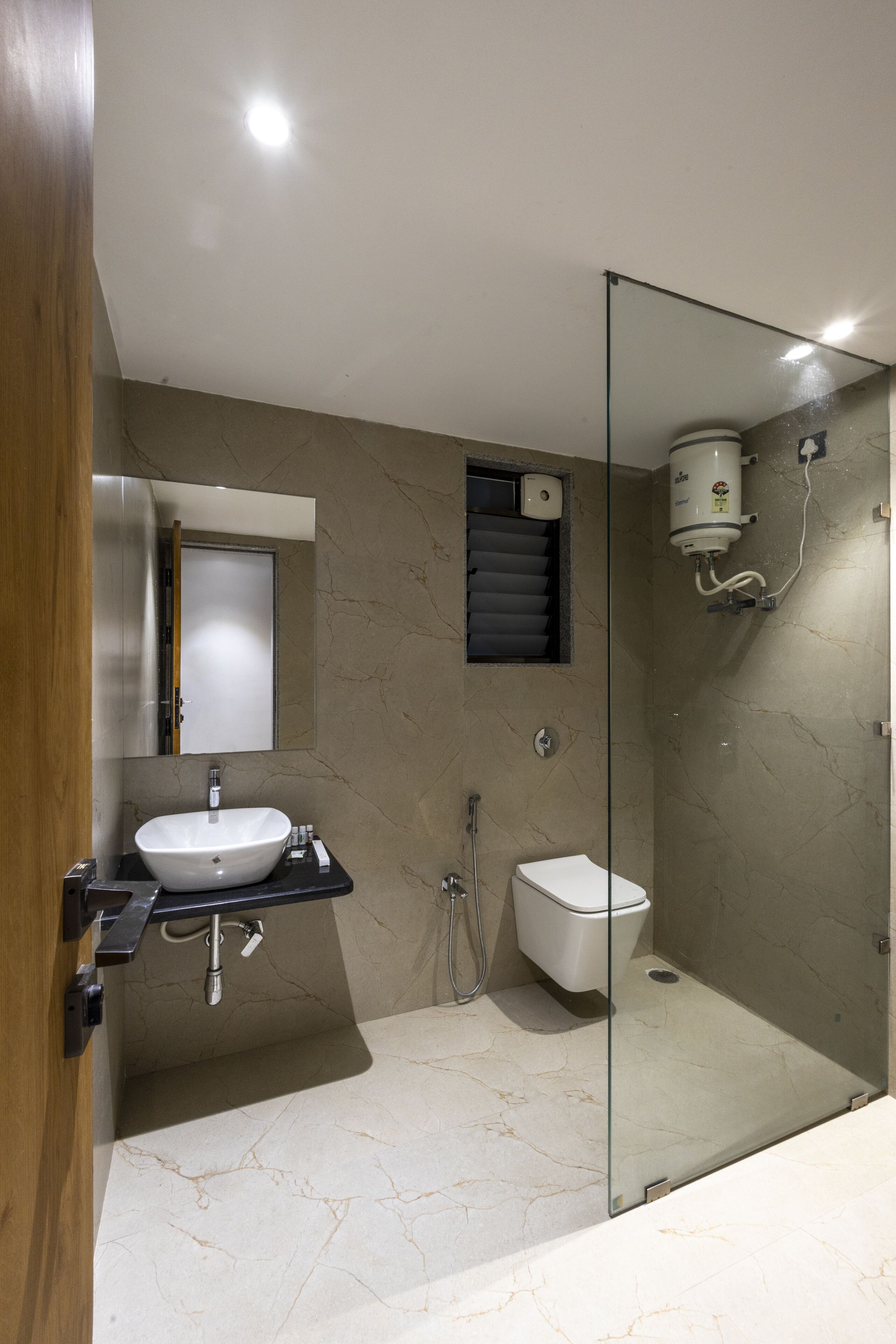 Une salle de bain moderne avec une douche à parois de verre, un lavabo blanc et des toilettes.