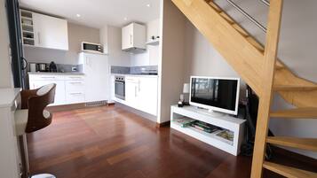 Een koelkast, een microgolfoven, een oven