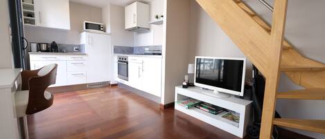 Kjøleskap, mikrobølgeovn, ovn og kaffetrakter/tekoker