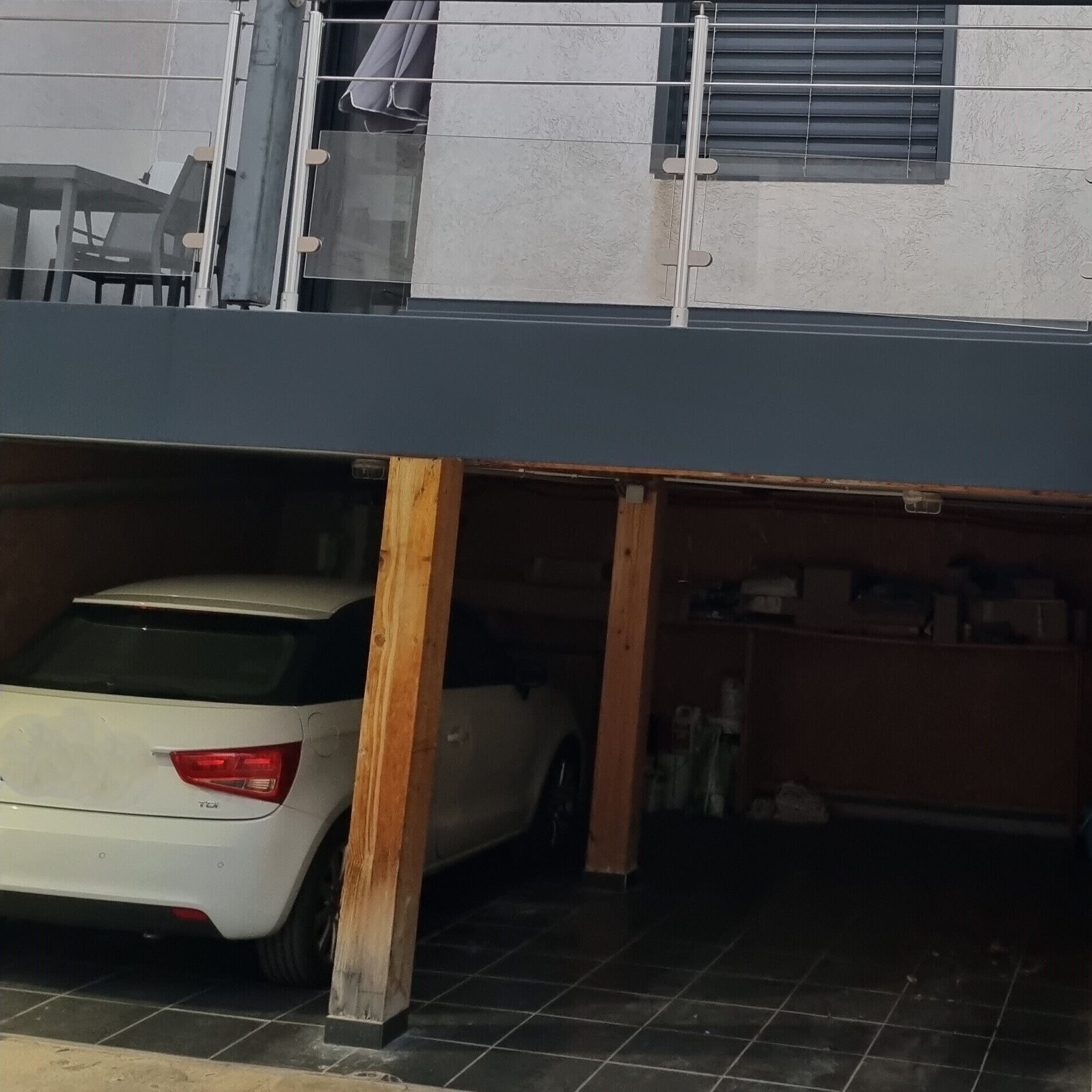 Parking sans voiturier (10 EUR par nuit)