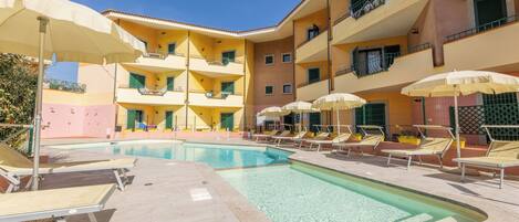 Utendørsbasseng og et oppvarmet basseng