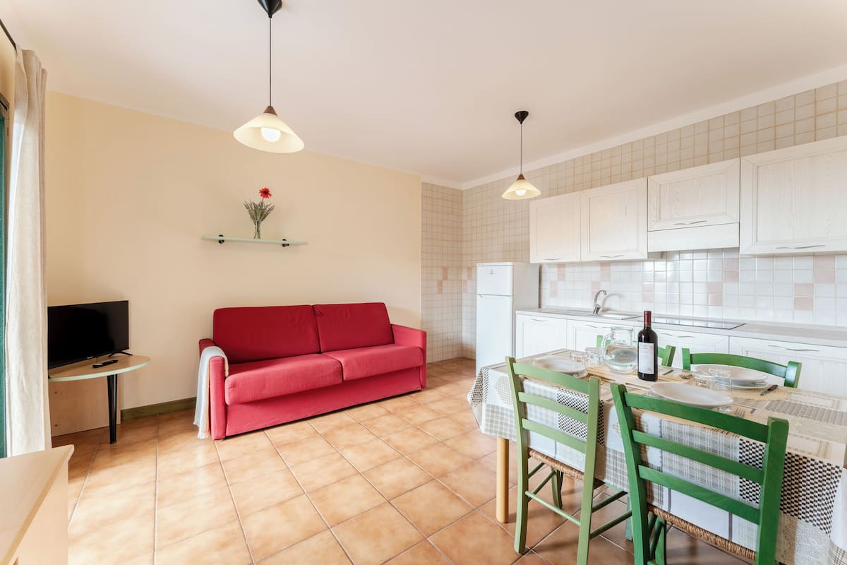 Standard-Apartment, Mehrere Schlafzimmer (I Mirti Bianchi Bilo 4 With Shared) | Wohnbereich | 21-Zoll-Fernseher mit Kabelempfang