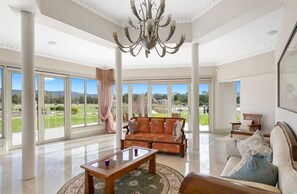 TV, DVD player - The Grand Manor Pomonal (Pomonal)