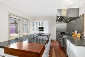 Réfrigérateur, four à micro-ondes, un four, surface de cuisson