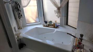 Hiustenkuivaaja, pyyhkeet, saippua, sampoo