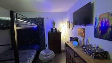 3 makuuhuonetta, työpöytä, silitysrauta/-lauta, vauvan matkasänky