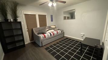 Älytelevisio, takka, videopelejä, pöytäjalkapallopöytä