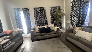 Älytelevisio, takka, videopelejä, pöytäjalkapallopöytä