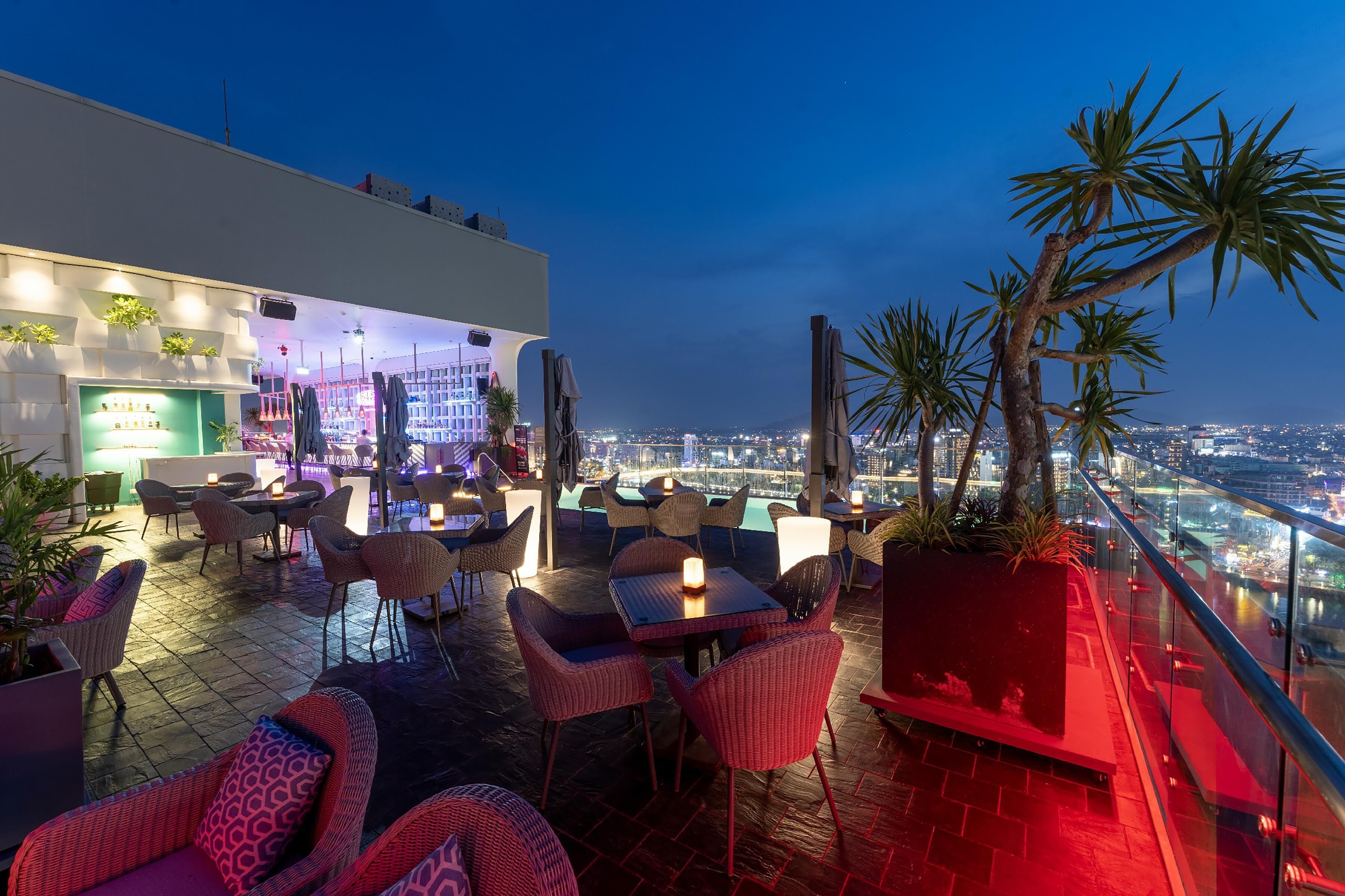 Bar na cobertura, vistas para a piscina, aberto todos os dias