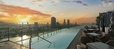 Outdoor pool, pool loungers