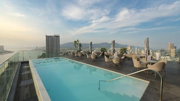 Kolam renang outdoor, dengan kursi berjemur