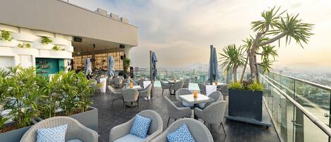Bar en la azotea, con vista a la alberca, abre todos los días