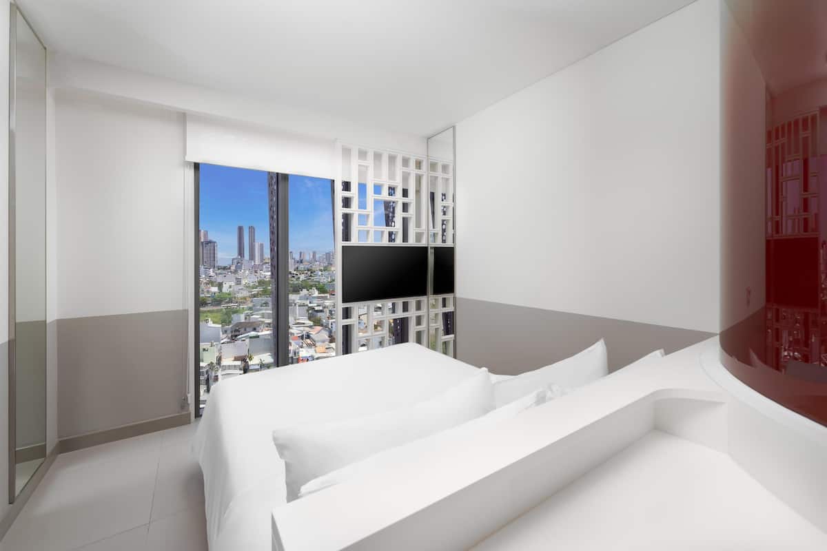 Room, 1 Queen Bed, City View | Premium bedding, Select Comfort beds, in-room safe, desk
