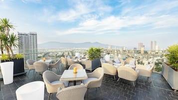 Bar na cobertura, vistas para a piscina, aberto todos os dias