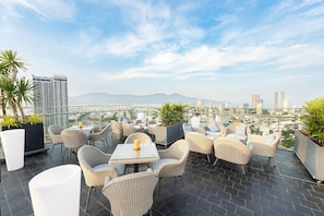 Rooftop bar, pool views, open daily - WINK HOTEL DANANG RIVERSIDE, Unscripted by Hyatt (Da Nang)