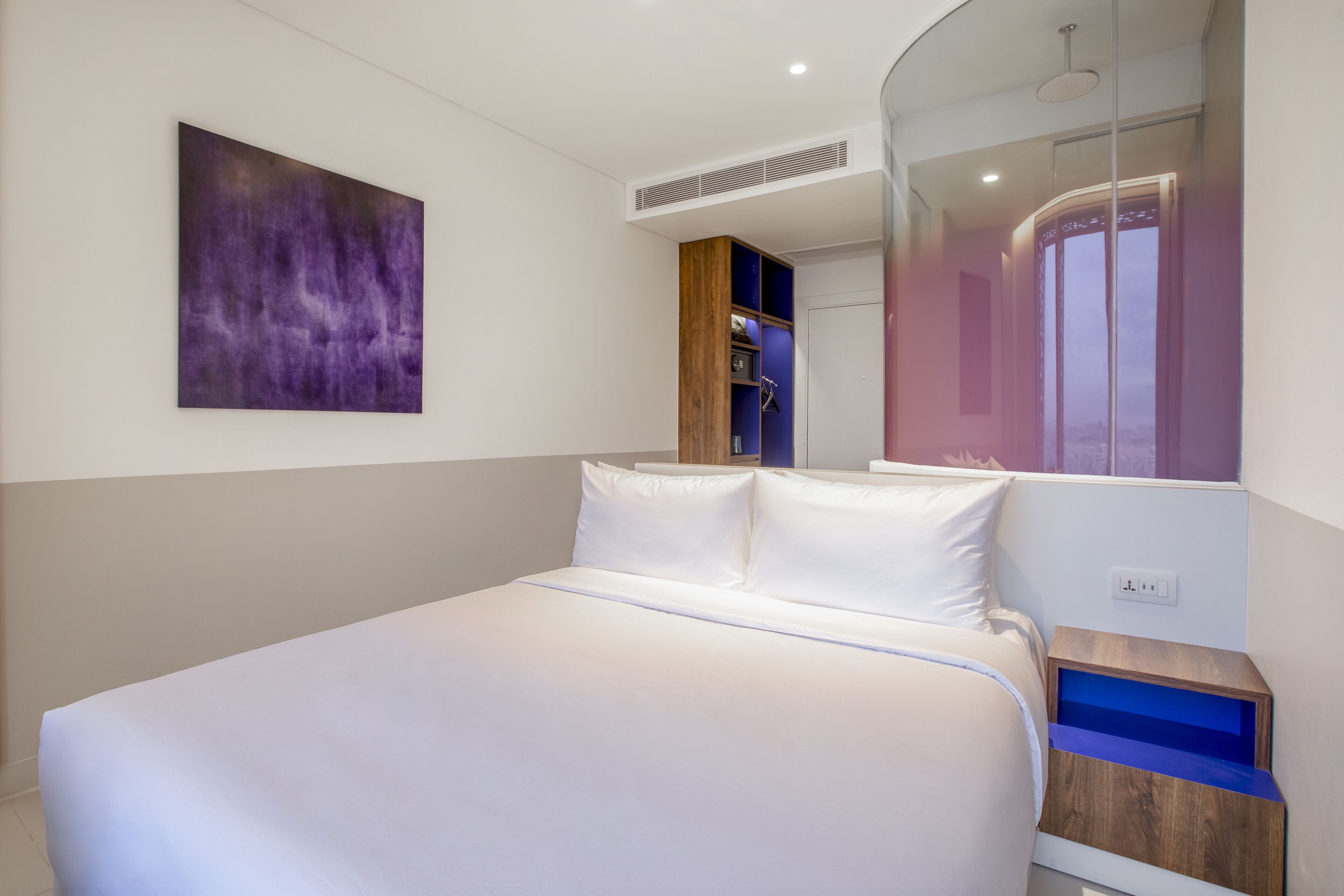 Literie de qualité, lit avec matelas Select Comfort, coffre-fort, bureau