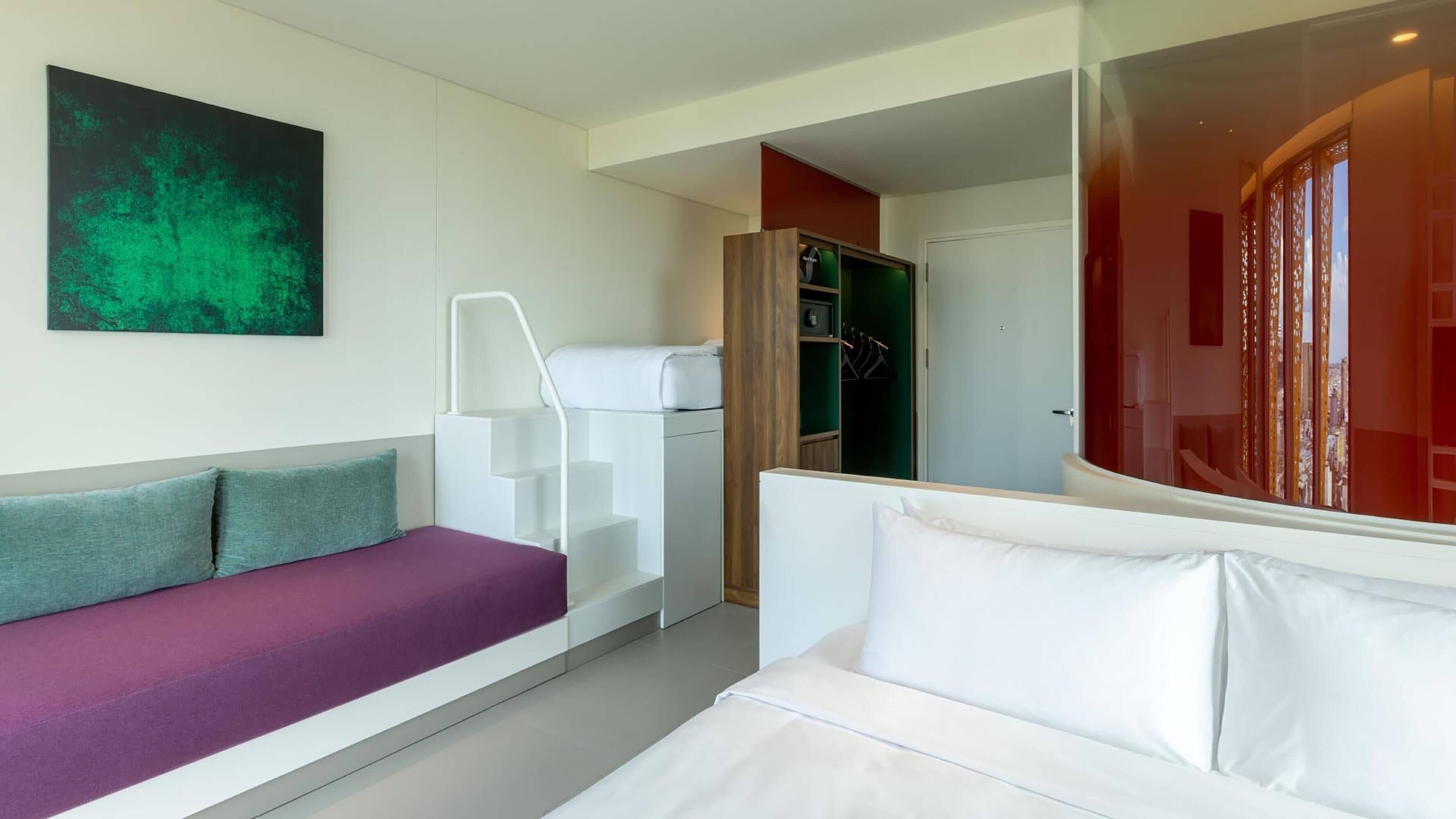 Literie de qualité, lit avec matelas Select Comfort, coffre-fort, bureau