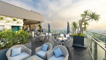 Bar na cobertura, vistas para a piscina, aberto todos os dias