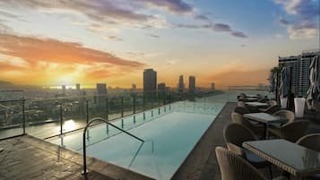 Kolam renang outdoor, dengan kursi berjemur