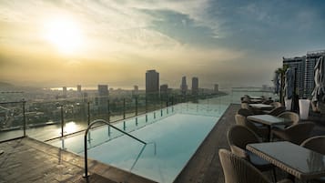 Outdoor pool, pool umbrellas, sun loungers