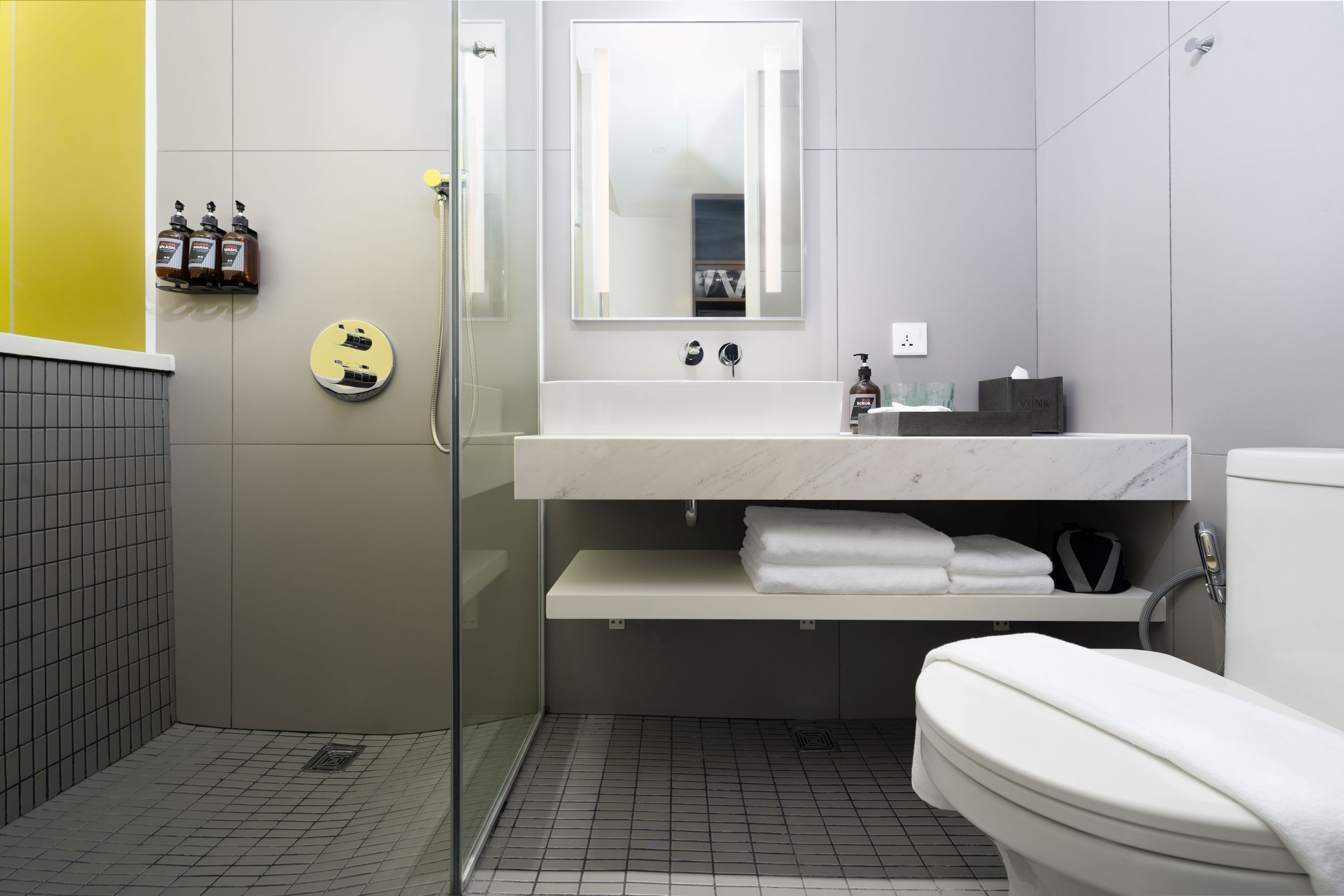 Literie de qualité, lit avec matelas Select Comfort, coffre-fort, bureau