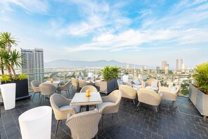 Quầy bar bên hồ bơi