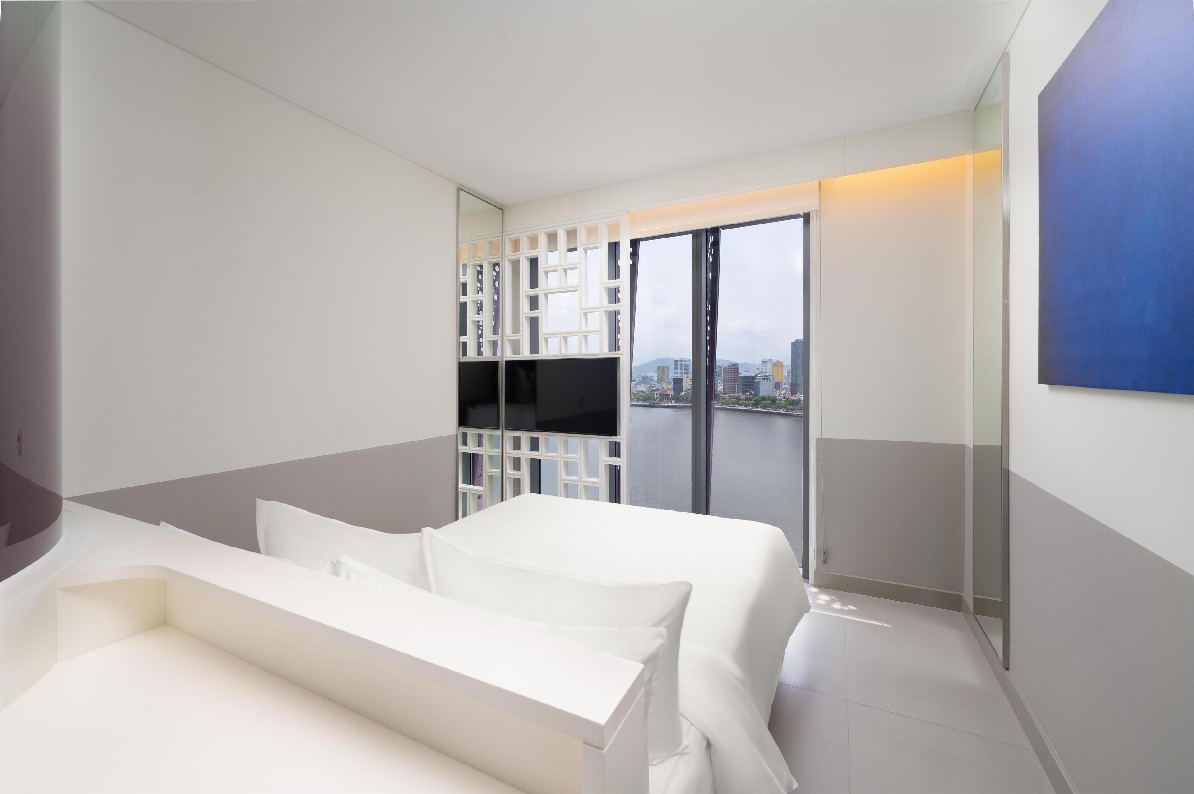 Chambre, 1 grand lit, vue sur le fleuve | Literie de qualité, lit avec matelas Select Comfort, coffre-fort, bureau